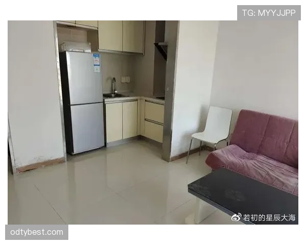 唐佳豪赛后拎着泡面盒回更衣室，开门瞬间对上私人电梯和名画，这反差笑不出来